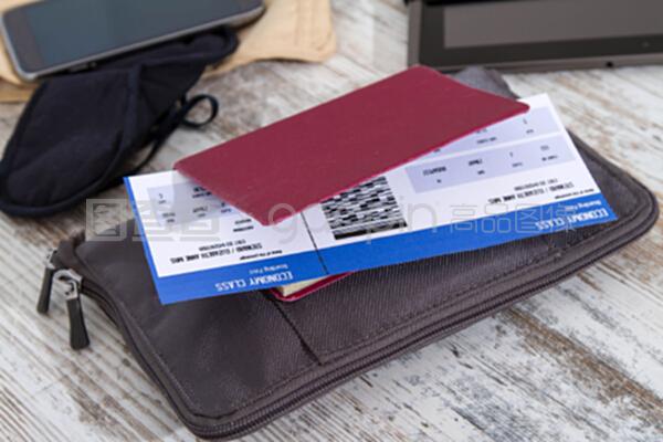 机票、护照和电子产品